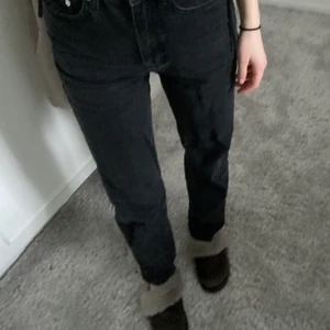 Jeans svarta - Svarta raka jeans från nakd, strl 32.