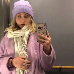 Rosa kappa - Säljer min ljusrosa kappa från ASOS. Den är super mjuk och i en super fin färg. Kappan är använd ett tiotal gånger men är fortfarande i superbra skick. 