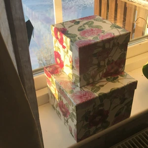 Vackra lådor - Säljer två vackra lådor i kartong av bra kvalitet. Lådorna kan användas t.ex. till att förvara accessoarer, skor eller annat som man inte vill ska stå framme. Lådorna är i fint och med fint blommigt mönster. Lådorna är ca 15•15•12 cm respektive 19•19•14.5 cm 😊💖 