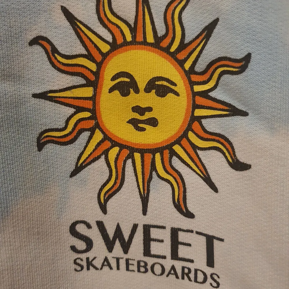 Ljusblå hoodie med tryck från Sweet skateboards i storlek L. Använd några gånger. Nypris är 599 kr. Frakten ingår i priset.. Hoodies.