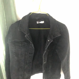 Jeansjacka - Svart jeansjacka köpt secondhand men bra skick. 50kr+frakt💛