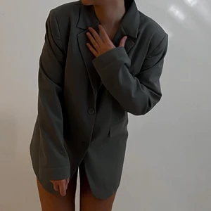 Oversized blazer i färgen khaki från lxa - Blazer från LXA, bra skick, köptes för 999kr, storlek S
