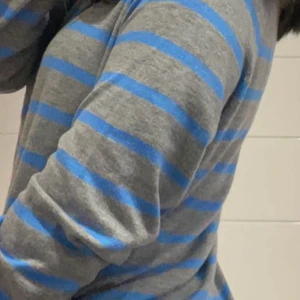 Randig ZARA tröja - Nu säljer jag min super snygga blå&grå randiga tröja från  zara. Säljer tröjan för att den inte kom till användning. Då jag har bara använt den ett få tal gånger! Tröjan är lite små noppig men inte en överdriva.☺️