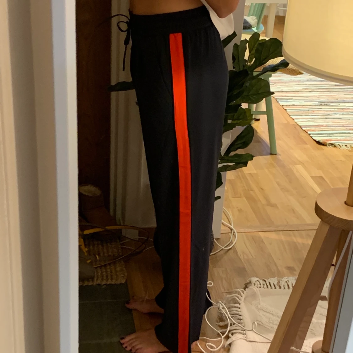 Marinblå byxor med röda ränder - 90