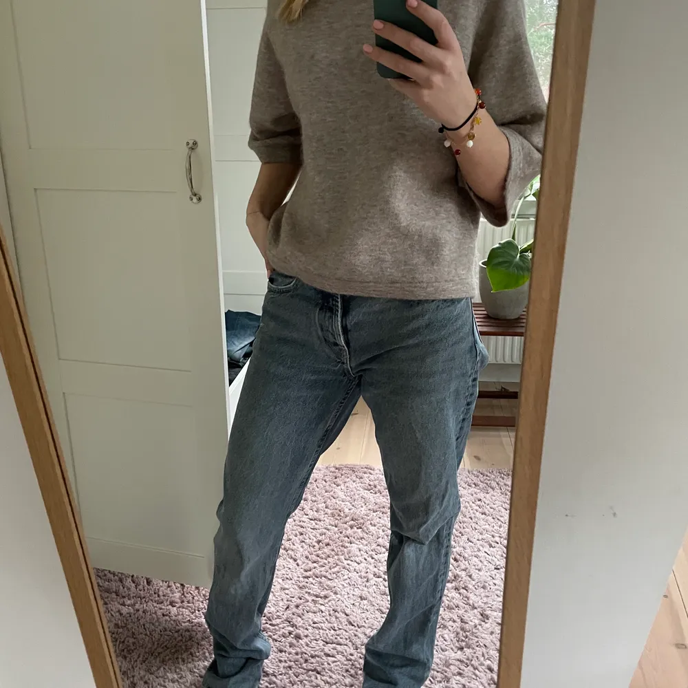 Säljer dessa jättesnygga mid-Rise straight gråblå jeans från zara. . Jeans & Byxor.