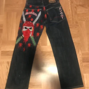 JÄTTESNYGGA JEANS MED COOLT TRYCK - Säljer dessa jättesnygga jeans från märket svgoi.  De två sista bilderna är på förra säljaren. Säljer då jag önska att dom satt mer baggy på mig. Skriv privat för fler bilder eller frågor! Små i storleken!