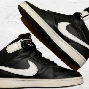 Nike skor  - Detta är ett par nike skor i storlek 38 som jag köpte på nikes hemsida har dock använt dem 2-3 gånger men dem är väldigt fint skick. Nu säljer jag dessa för 499 kr 