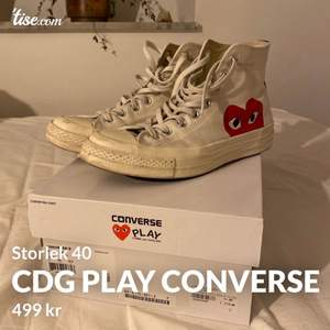 Säljer ett par CDG play Converse då de inte kommer till användning. Storlek 40. Köpta våren 2020 på Miinto. Skickas spårbart och dubbelboxad. Köparen står för frakt 📦💞.