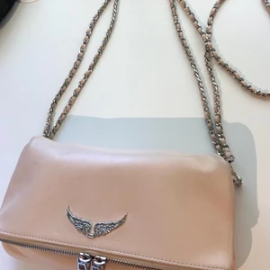Zadig&voltaire väska  - Säljer denna väska från zadig&voltaire som är i en fin ljusrosa färg, bra skick!! Denna bild är lånad men egna bilder kan absolut skickas vid önskemål 💓