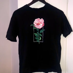 T-shirt strl xs, sitter som S - Använd fåtal gånger, bra skick