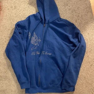 Bestyettocome blå tröja - Skit snygg best yet to come tröja. Storlek M passar oversized på mig som är S🥰 buda privat eller i kommentarerna❤️