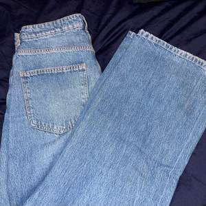Blåa jeans från Gina Tricot. Är hål vid båda knäna. Super fina och sköna. 
