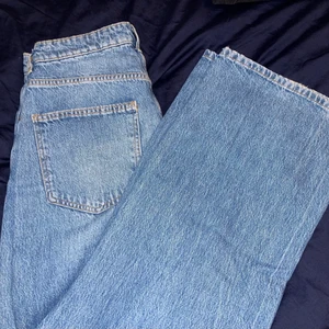 Blåa jeans  - Blåa jeans från Gina Tricot. Är hål vid båda knäna. Super fina och sköna. 