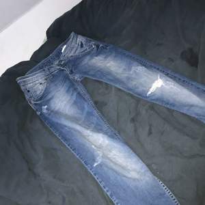 Dessa jeans har aldrig varit använda. Dem är tvättade så dem är väldigt rena. Dessa är bara en månad gammal sen jag köpte dem.