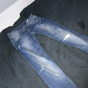 Låg midjade jeans - Dessa jeans har aldrig varit använda. Dem är tvättade så dem är väldigt rena. Dessa är bara en månad gammal sen jag köpte dem.