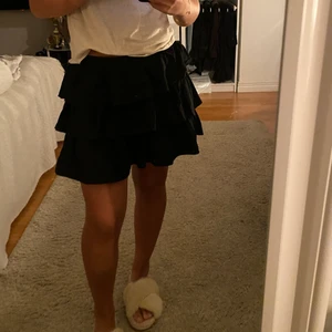 Volangkjol - En svart skitsnygg volangkjol som tyvärr inte kommer till användning. 