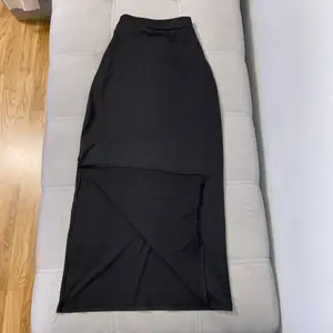 Jättefin svart kjol, endast använd 1 gång! Den har slits och är av stretchigt material. Storlek S, jag är ~170cm och den går lite under knäna på mig. Bara att skriva om ni behöver fler bilder 🖤