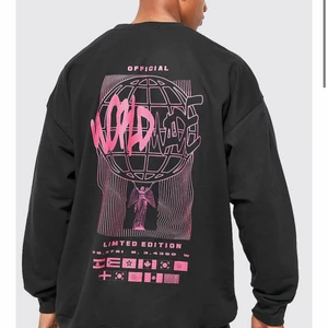 Sweatshirt från boohoo❤️‍🔥❤️‍🔥 - Skitsnygg sweatshirt med tryck på ryggen från herravdelningen, Sitter owersised på mig som är s. Älskar den men jag har tyvärr alldeles för många sweatshirts 🕺🏽😜💋 Max andvänd vid 2 tillfällen, skriv om ni vill ha fler bilder så löser jag det!!