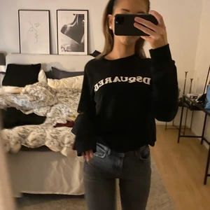Desquared tröja - Väldigt sparsamt använd Dsquared tröja köpt på Luisaviaroma. Storleken är 16 år men sitter även bra på äldre som mig 🥰