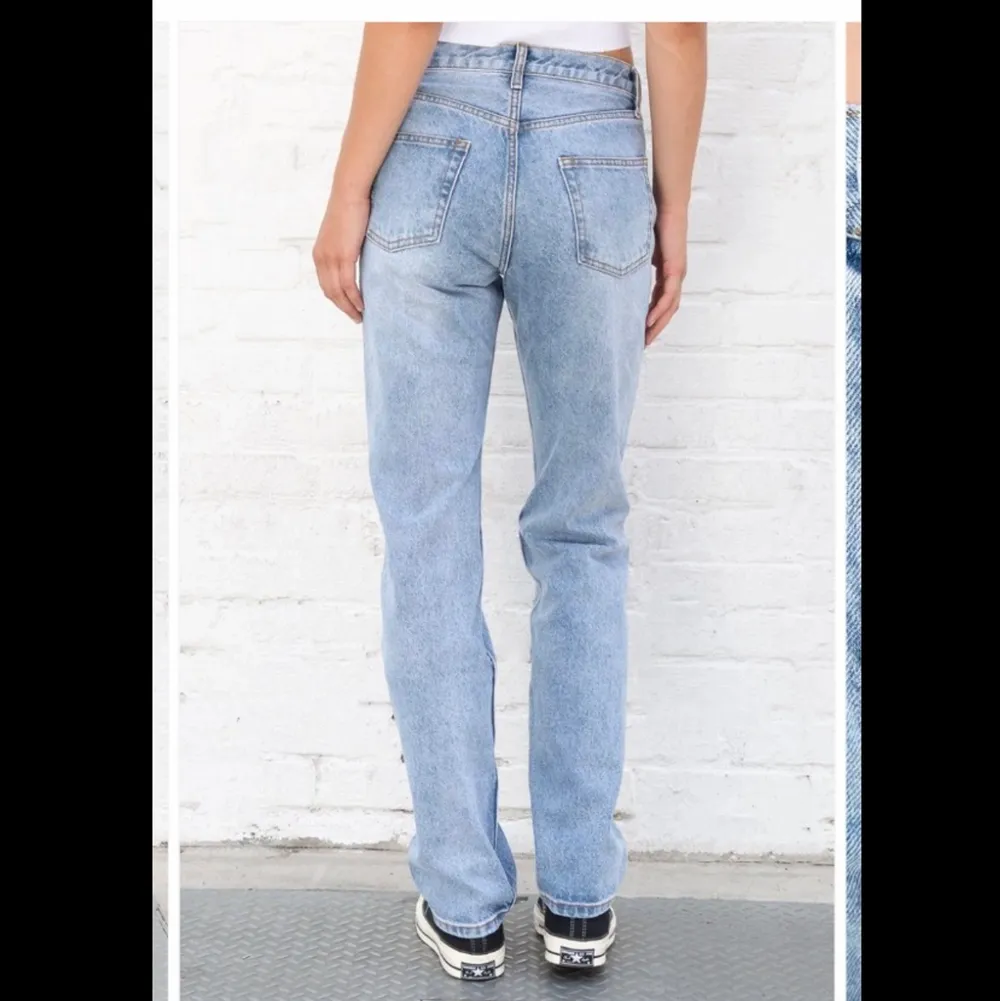 Ett par najs lågmidjade jeans från brandy Melville i storlek M med slitning på ena knät! !De är 80cm långa och 40cm i midjan mätt från kant till kant. Hör av dig vid fler frågor, har inga bilder med dem på. Jeans & Byxor.