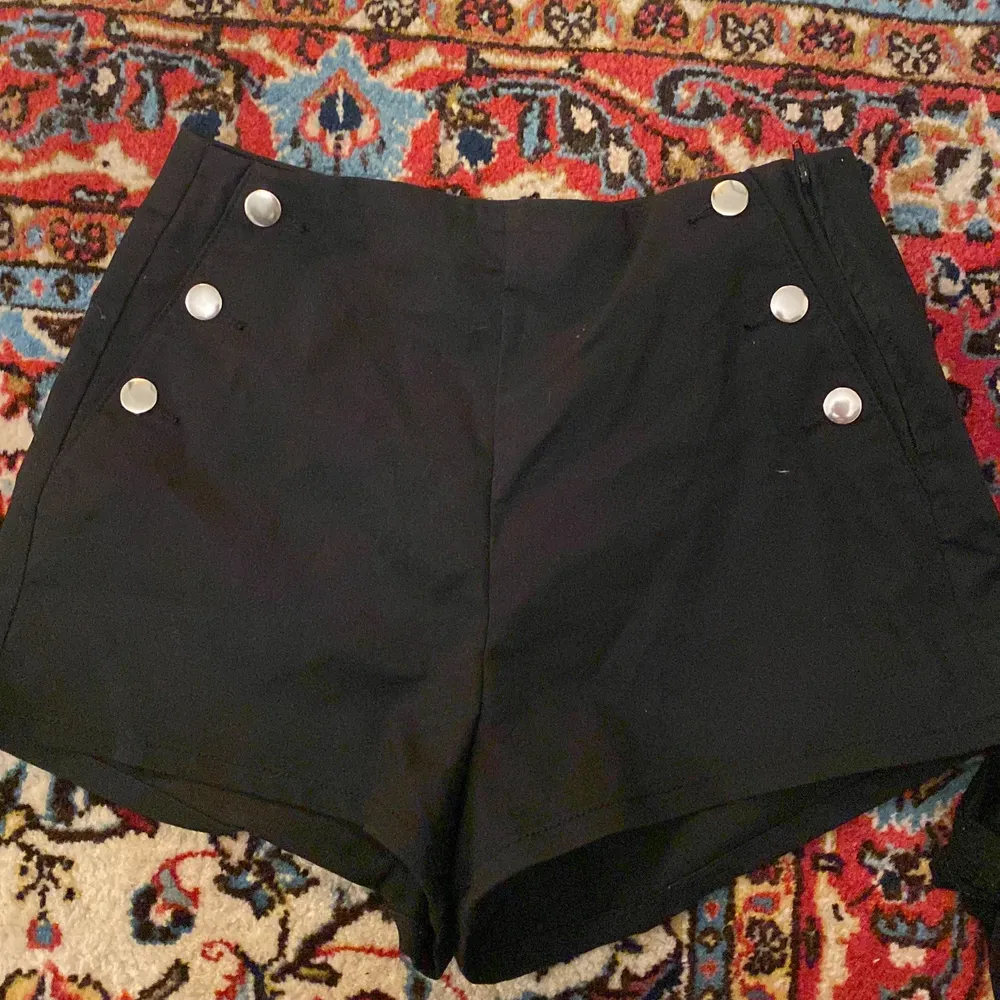 Svarta shorts från hm. Storlek 36. Shorts.