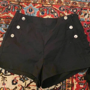 Shorts - Svarta shorts från hm. Storlek 36