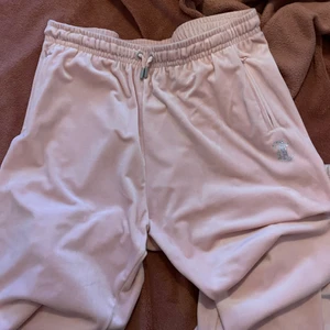 Juicy couture mjukisbyxor  - Säljer nu ett par helt nya juicy couture mjukisbyxor, köpte dem på jd men insåg när jag kom hem att dem inte alls satt som jag tänkte mig och var för stora.PRISET GÅR ATT DISKUTERA VID SNABB AFFÄR!! 🤍✨