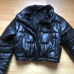 Jacka stl 36 - Jacka inköpt från Chiquelle förra året. Stl 36. Använd sparsamt, fint skick.