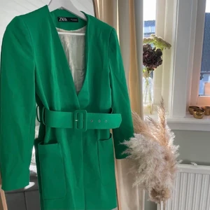 Grön klänning  - Grön jättefin klänning från zara. Väldigt bra skick! 