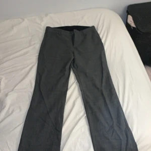 Kostymbyxor  - Gråa kostymbyxor, är lågmidjade och vida i passformen och är från Tiger Of Sweden. Står ingen storlek men skulle säga att dem passar XS/S beroende på hur man vill att de ska sitta. Lite slitna längst ner på ett av benen men annars är de i väldigt bra skick. Om du vill ha fler bilder eller har en fråga är det bara att skriva till mig🥰