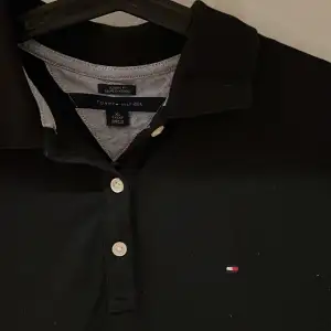 En svart Tommy Hilfiger tröja, köpt i USA. Som ny i storlek xs men passar även s. Priset baseras på vikten!