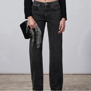 Svarta zara jeans - Säljer nu mina supersnygga zara jeans i svart, strl 34💓