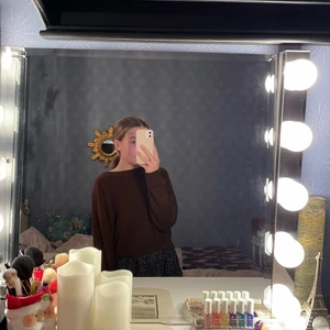 brun stickad 🤎 - intressekoll på min bruna stickade tröja 🤎 så mysig och inte alls stickig, passar perfekt för mig som är 160cm, dock åker den upp lite när ja lyfter armarna så man ser lite av magen! Storlek M 