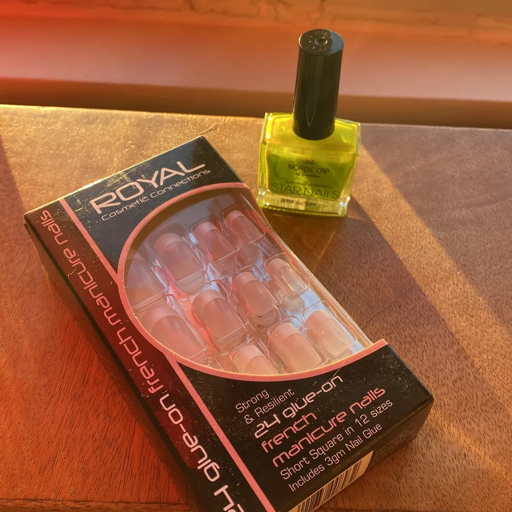 Ett paket lösnaglar och ett neongrönt lite glittrigt nagellack 💚. Övrigt.