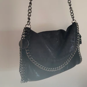Stella McCartney 💞 - Säljer min super snygga Stella McCartney liknande väska som ej kommer till användning, köpt i london för 1 år sedan⚡️ Buda från 190kr🥰