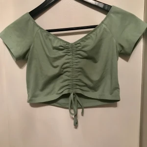 Grön topp - Skriv privat till mig ifall du vill ha fler bilder eller se plagget på. Kunden står för frakten. 