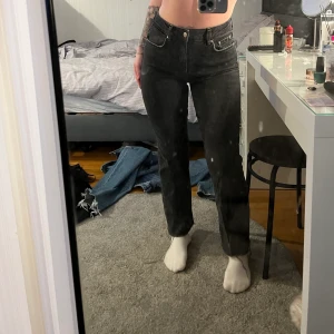 Gina trico jeans stl 38 - Jeans från Gina trico, använda men som ny! Byxorna har en urtvättad svart färg samt slitningar vid ankeln✨ byxorna är även raka/utsvängda, skriv gärna för fler bilder☺️