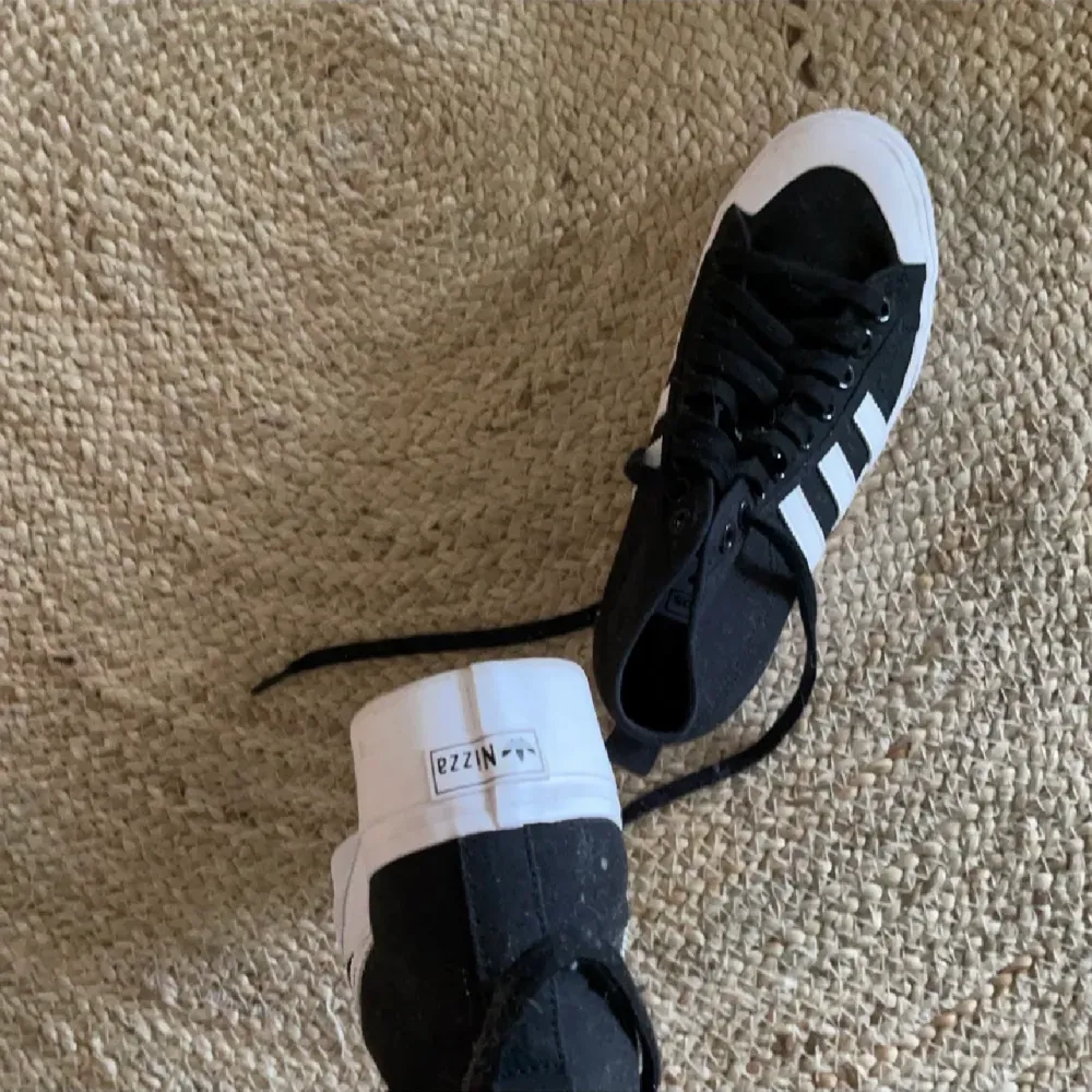 Addidas converse i storlek 39/40 aldrig användas bara provade men dom va för stora.. Skor.