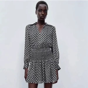 Zara klänning  - Slutsåld klänning från zara. Använd ca 2 gånger. Säljer vid bra bud. Passar en M. Sann till storlek. 