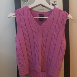 XS - jag säljer denna super söta västen från Urban Outfitters som är någon nyans av rosa och lila och stickad.💋Säljer denna pga att den tyvärr inte kommer till användning och känner för att sälja den vidare💞. Den va köpt i butik i Stockholm och är i storlek XS den kan nog passa bra på XSS!🥰Kom privat om du vill ha fler bilder eller bara har någon fråga💜! Köparen står för frakten kan också mötas upp vid plattan TC Stockholm💓