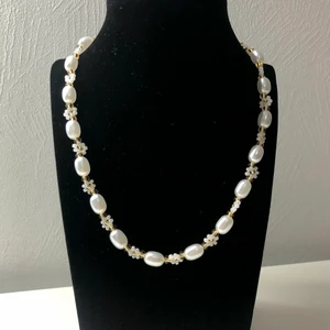 Superfint halsband med blommor✨ - Halsbandet är Ca 38,5 cm + förlängningskedja. Blommorna är gjorts av glas pärlor. Halsbandet är gjort av elastisk tråd och frakt INGÅR i PRISET☺️✨