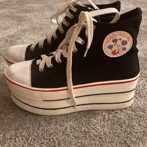 Platåskor🖤 - Svarta platåskor liknande converse. Storlek 37. Nypris 600kr. Ok skick, i tyget och snören jättefina men på insidan av sulorna och fram på tån finns defekter (se bilderna). Köparen står för frakten.🖤