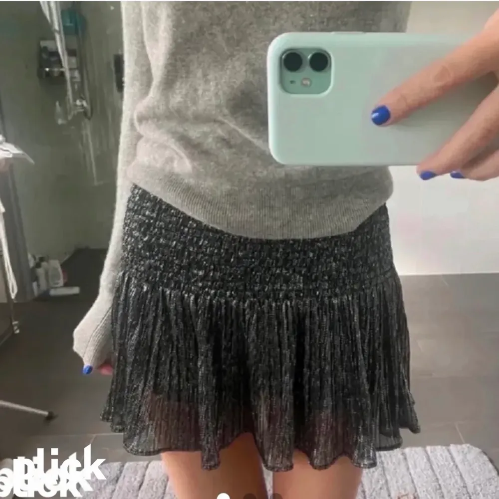 Söker denna silvriga zara kjolen, kan tänka mig att köpa för ungefär 160-200kr. Kontakta gärna mig om ni säljer eller dela denna annons.❤️. Kjolar.