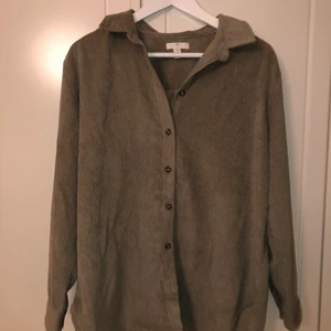 Skjorta - Grön skjorta från hm i ”Manchester” material. Jättefin att ha ovanpå andra toppar eller bara som den är. 