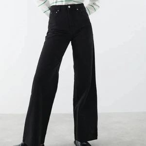 Svarta, vida jeans från Gina  - Säljer dessa jeans ifrån Gina Tricot! Köpta förra året och inte använda mycket alls och de är därför som nya. De är uppsydda, då de var för långa på mig när jag köpte dem. Jag är runt 166-167 cm och de är perfekta för mig i längden.