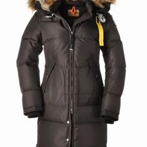 Parajumper - Jag säljer min älskade parajumper jacka, jag hann ha den i lite mer två år, detta är min tredje vinter i den och den har tyvär blivit för liten. Jag köpte jackan för 9800 kr och säljer den billigare med tanke på att det är hål i högra fickan och det är lite krångligt ibland att dra upp dragkedjan, annars är den i väldigt bra skick! Om du är intresserad så hör av dig! 