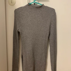 Tröja med slits - En super fin tröja med slits på sidorna, aldrig använt då de ej är min stil säljer för 80kr. Storlek : S/36. Frakt 📦 45kr