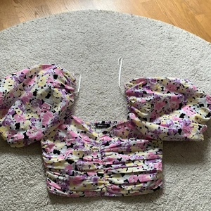 Topp - Säljer denna Gina topp i nyskick då den it kommer till användning. Stretchiga tyg runt byst och rygg😍