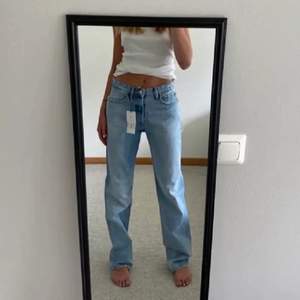 Säljer dessa underbara SLUTSÅLDA midrise straight Zara jeans då de tyvärr inte passar mig💖 Använda 2 gånger (lånade bilder!)💅 Jeansen är lågmidjade och supertrendiga! Storlek 38 men passar från 34/36/38 beroende på vilken midjehöjd man tycker om⭐️ Buda eller köp direkt för 400kr🍒 