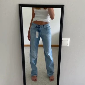 SLUTSÅLDA Zara Lågmidjade Jeans blå - Säljer dessa underbara SLUTSÅLDA midrise straight Zara jeans då de tyvärr inte passar mig💖 Använda 2 gånger (lånade bilder!)💅 Jeansen är lågmidjade och supertrendiga! Storlek 38 men passar från 34/36/38 beroende på vilken midjehöjd man tycker om⭐️ Buda eller köp direkt för 400kr🍒 